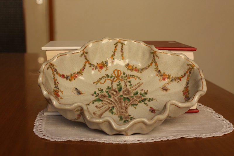 Pottery scalloped bowl Img_1113