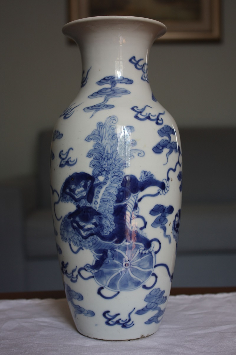 Chinese blue and white vase N1010