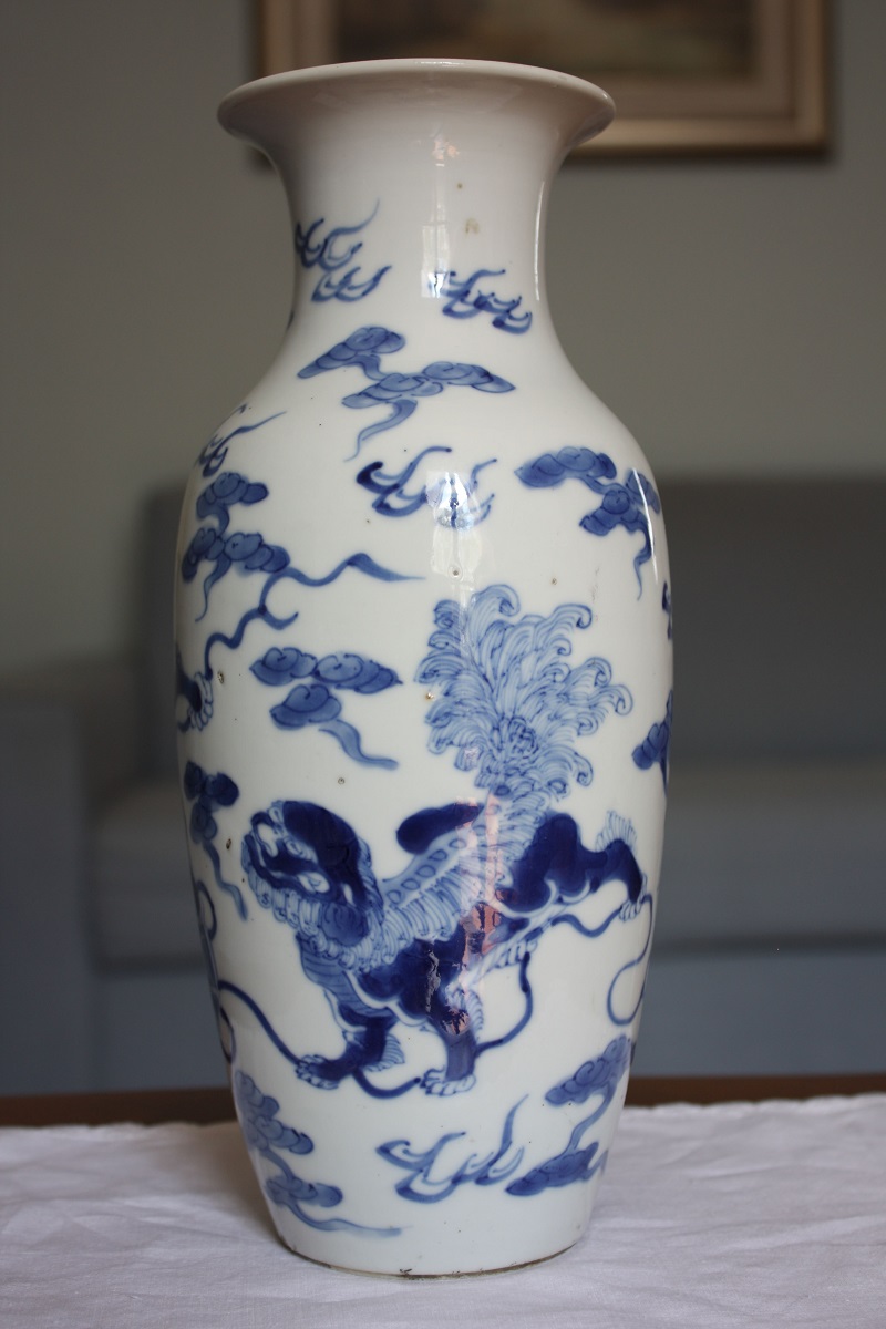 Chinese blue and white vase N1110