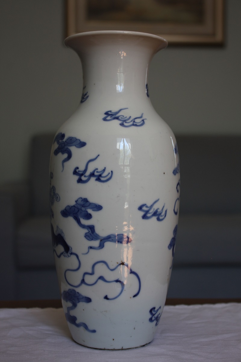 Chinese blue and white vase N910