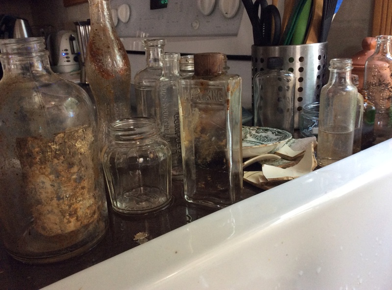 Comment nettoyer des bouteilles trouvées sous terre Img_0515