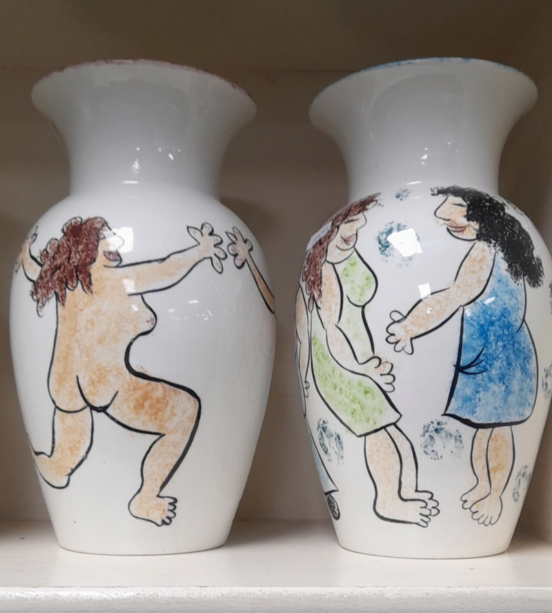 Unmarked porcelain vases decorated with figures for ID 20221111