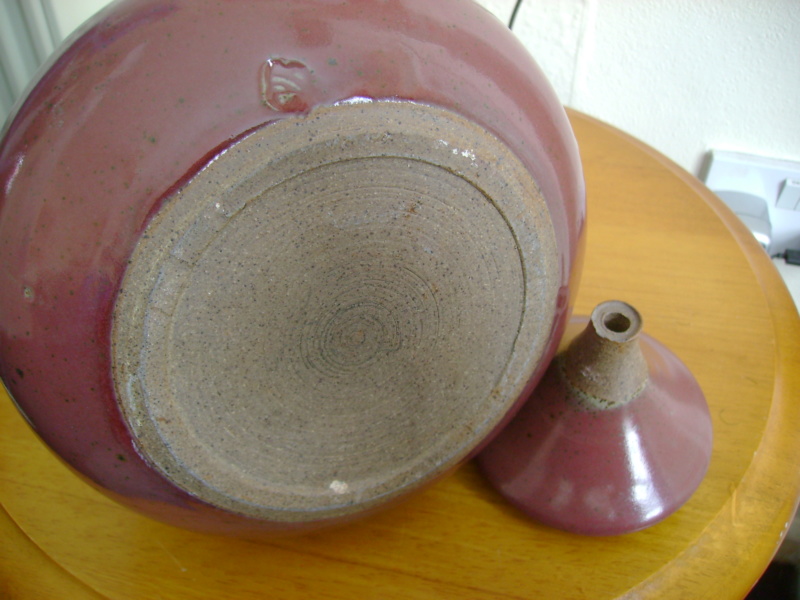 Stoneware lidded pot - heart or head mark? Dsc08022