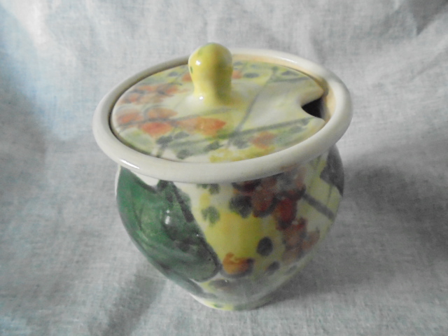 Beryl Sweet - Lidded pot Dsc03911