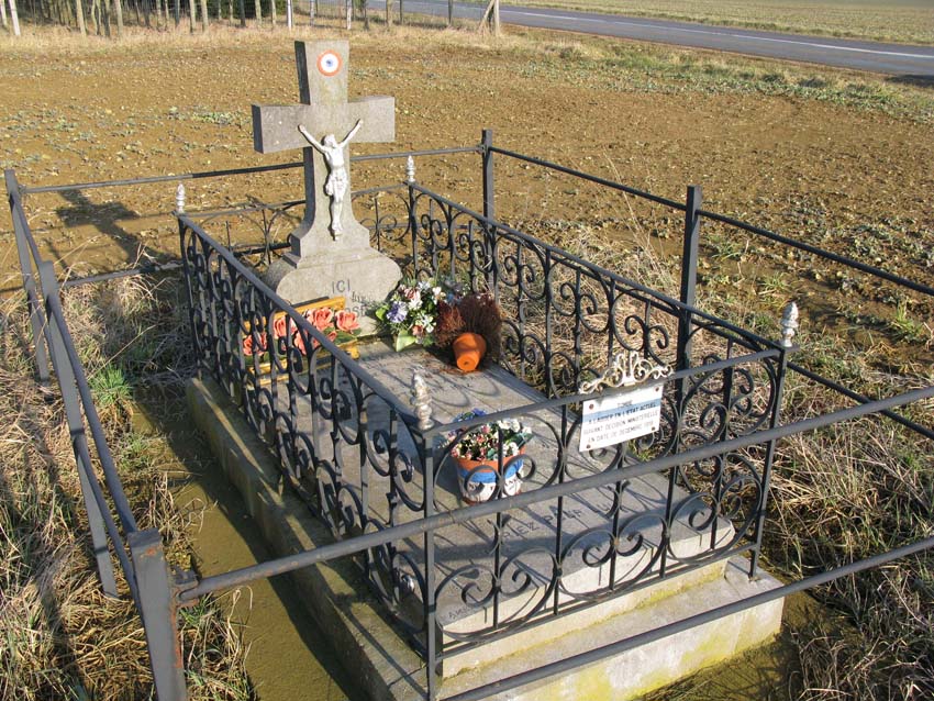 Une tombe en plein champ - Maréchal-des-Logis LACRETELLE Etienne 15ème Chasseurs 0310