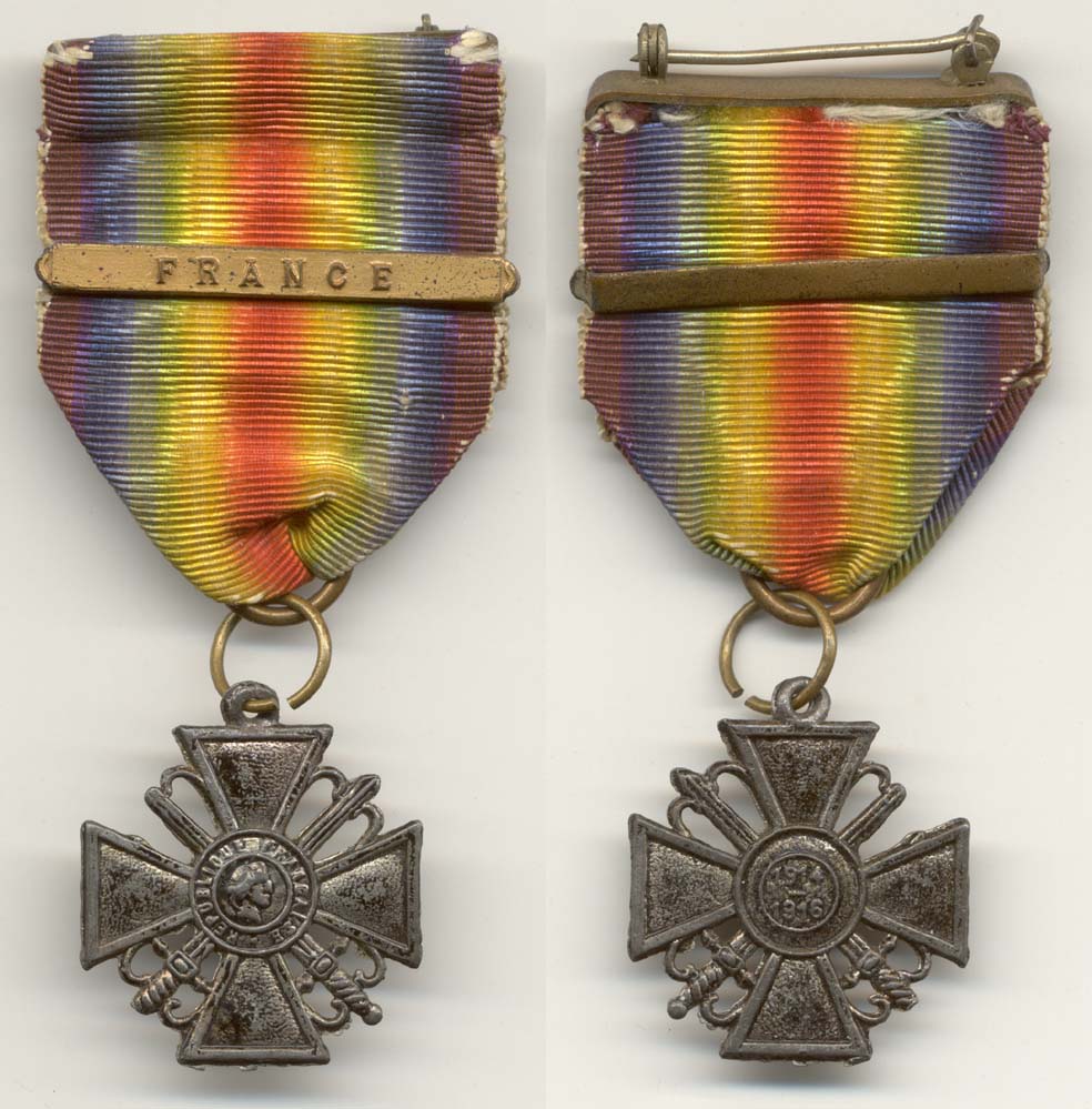 Curiosité médaille pour enfant Croix de Guerre 1914 - 1918 Cdg_1450