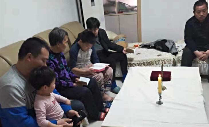 Les catholiques chinois célèbrent à domicile face à l’épidémie de coronavirus  56783a10