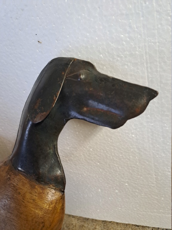 sculpture de chien en bois et métal  20240324