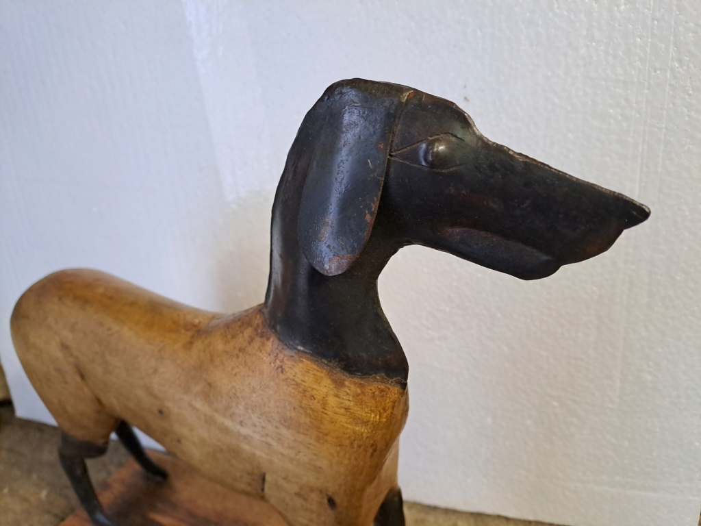 sculpture de chien en bois et métal  20240325