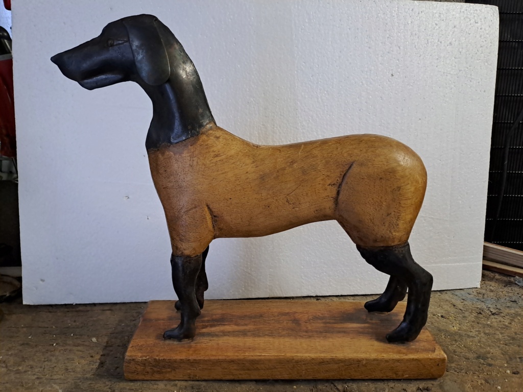 sculpture de chien en bois et métal  20240326