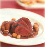 Filets kangourou glacés au vin rouge, poire et macadamia