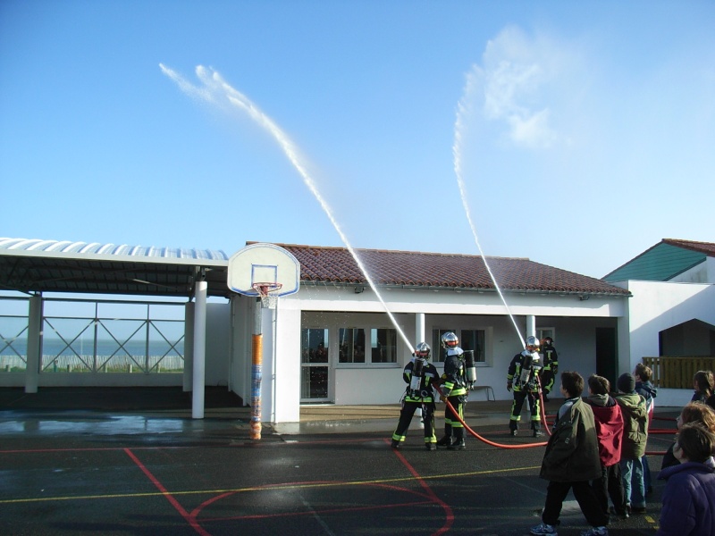 Les pompiers en manoeuvre à l'école primaire R0010517