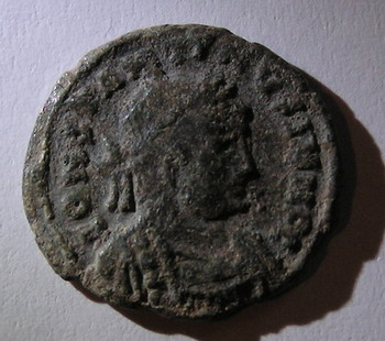 Ae3 de Constantino II (GLORIA EXERCITVS) Romana16