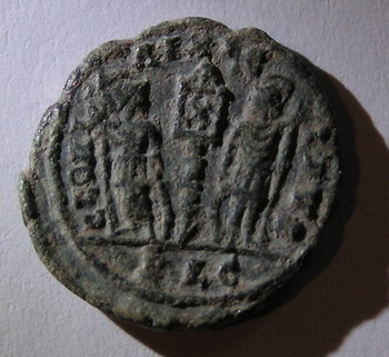 Ae3 de Constantino II (GLORIA EXERCITVS) Romana17