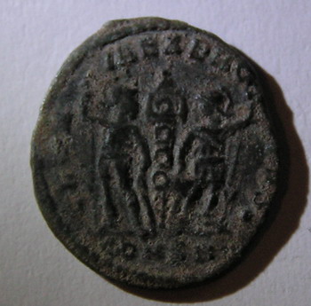 Ae3 de Constantino II (GLORIA EXERCITVS) Romana27