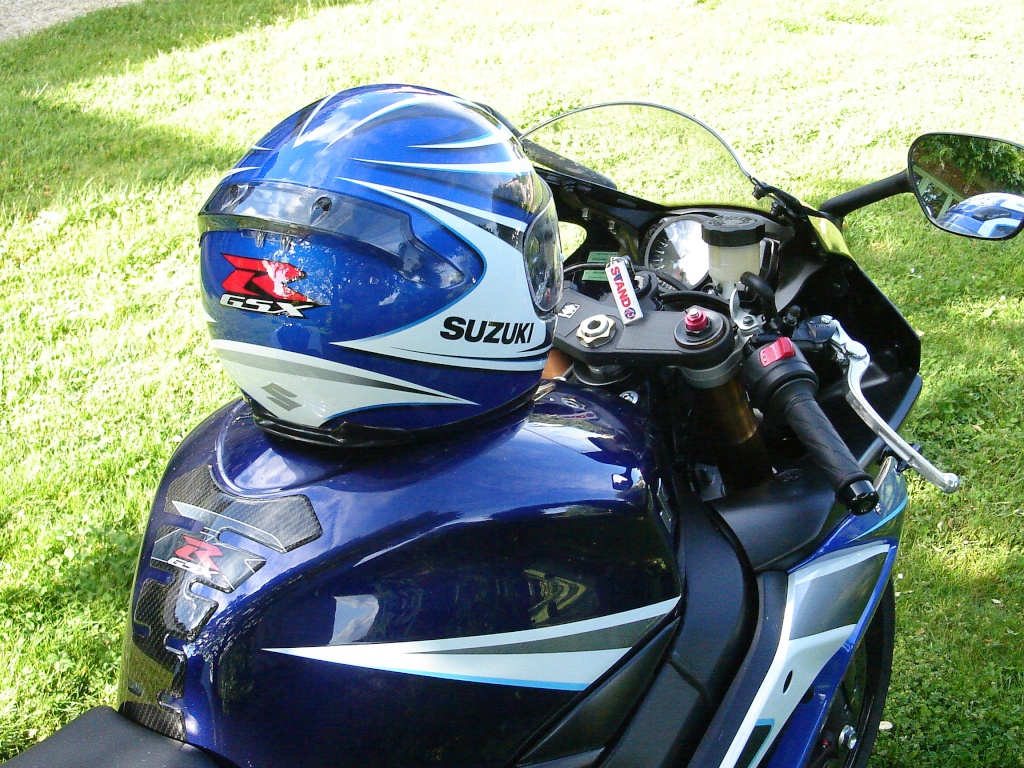 casque GSXR HELMET et  SHOEI  a voire !!!! Dsc01111