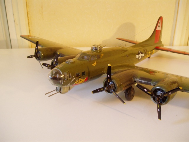 B-17 G "chow hound" (revell monogram) 1/48 (VINTAGE) P1010048