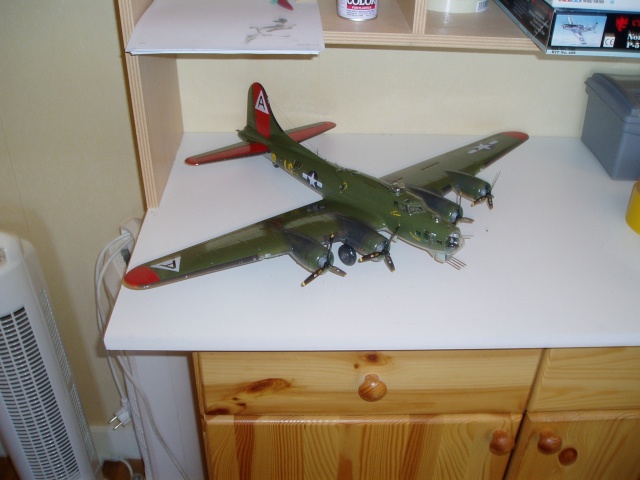 B-17 G "chow hound" (revell monogram) 1/48 (VINTAGE) P1010058
