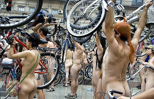 Une femme à vélo qui exhibe ses jambes, ses épaules dénudées 36396210