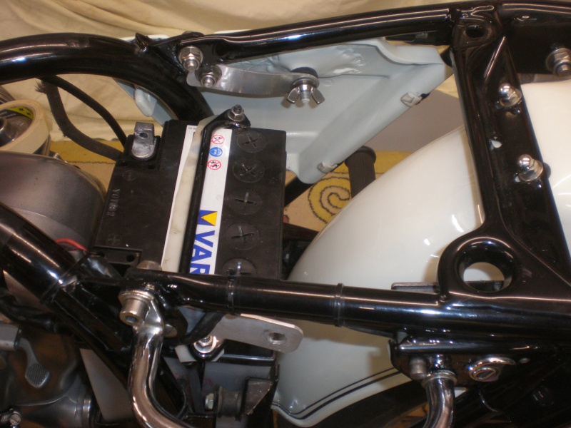 Comment fixer des caches latéraux sur une BMW R60-6 P1090012