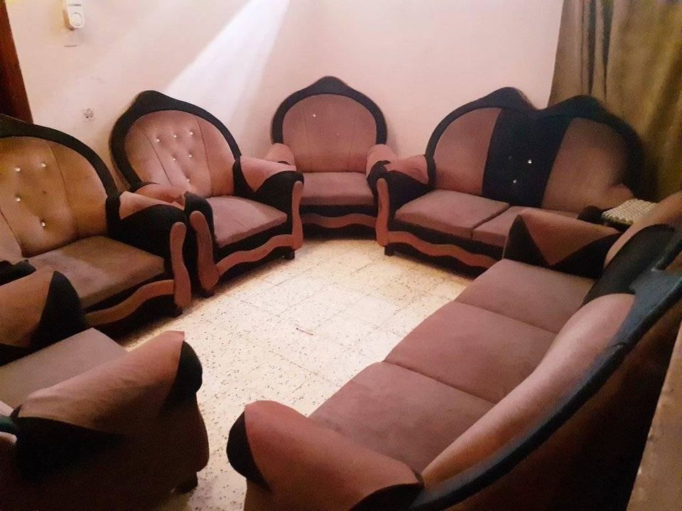 طقم كنب 9 مقاعد  مستخدم بحالة جيدة جدا  خشب سويد  قماش نضيف  سفنج مريح  قوي  ومتين 14084610