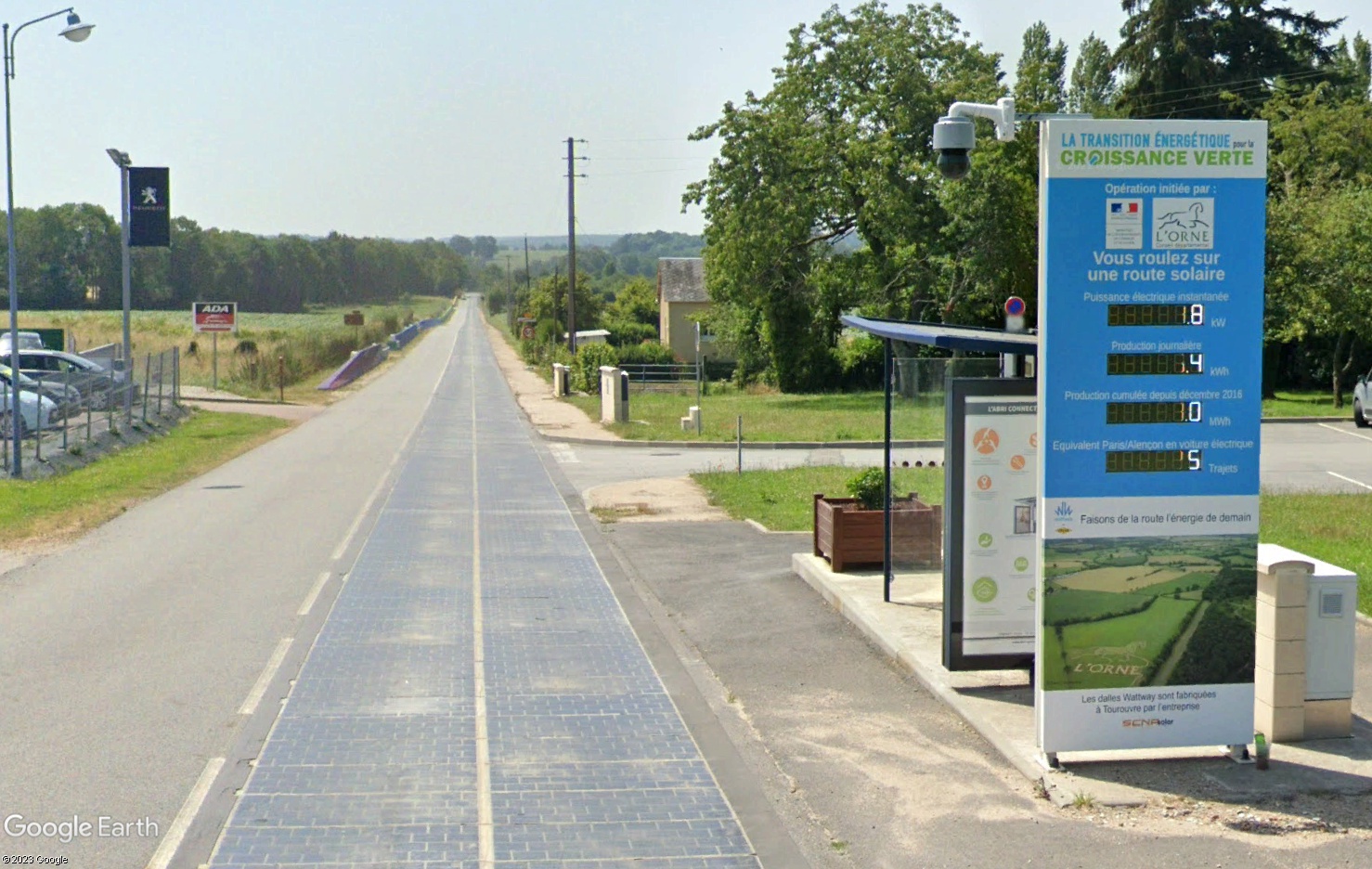 (Désormais visible sur Google-earth ) la première route solaire Tourouvre France 0211