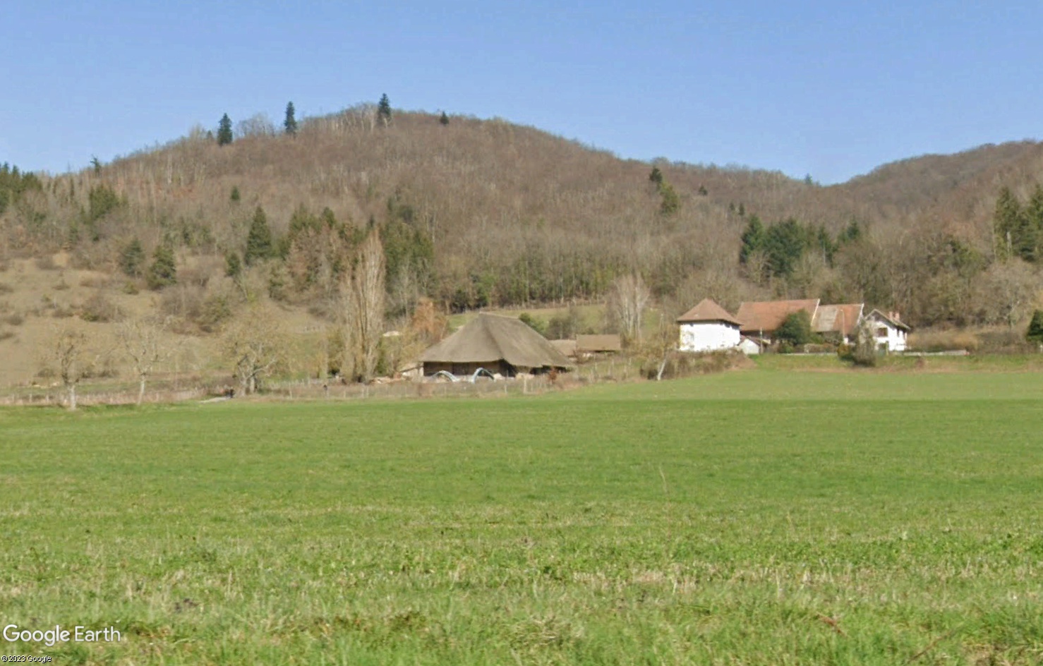 Pisé et chaume réunis : zoom sur la Grange de Louisias à Charavines (Isère) Tsge4000