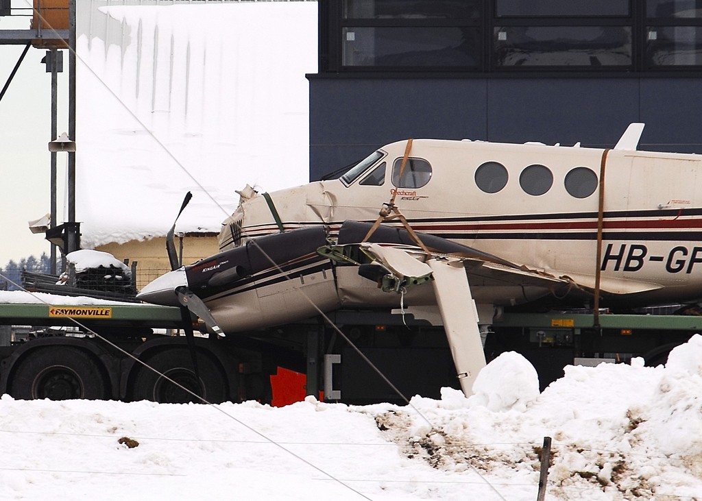 Crash d'un King Air 90  la Chaux-de-fond cet aprem.... Dsc_0314