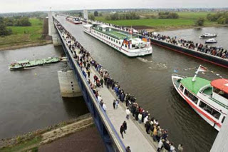 مدهش: جسر ماء فوق مياه نهر في المانيا! 217