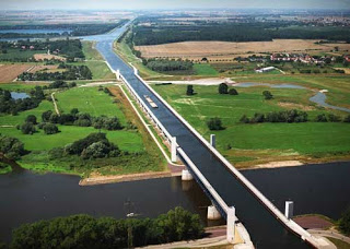 مدهش: جسر ماء فوق مياه نهر في المانيا! 319