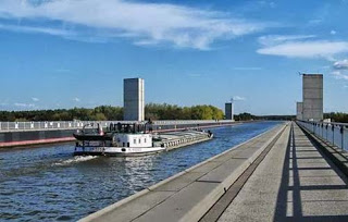 مدهش: جسر ماء فوق مياه نهر في المانيا! 516