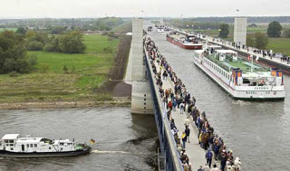 مدهش: جسر ماء فوق مياه نهر في المانيا! 517