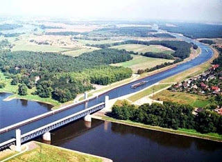 مدهش: جسر ماء فوق مياه نهر في المانيا! 617
