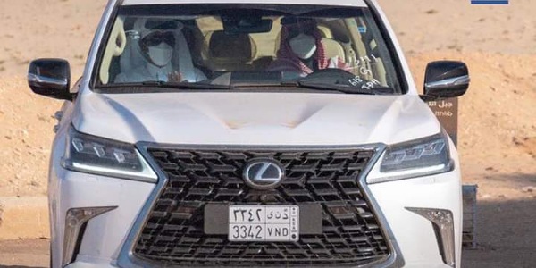 ولي العهد السعودي يصطحب أمير قطر بسيارته في جولة خاصة Img_0510