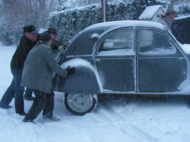 livraison de la 2cv ce matin avec jp et  marie claude et fréde Pict0044