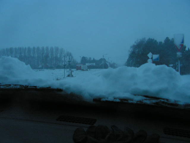 livraison de la 2cv ce matin avec jp et  marie claude et fréde Pict0047