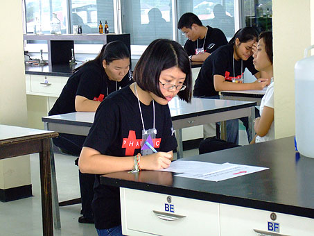 ม.รังสิต สานฝันเด็กไทย เปิดค่ายคนอยากเป็นหมอปรุงยา Dream211