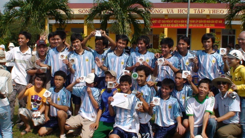 08TN3 lên ngôi vô địch bóng đá nam năm 1 khóa 2008 Dsc00510