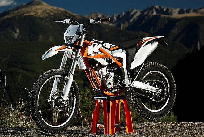 LES MOTOS DE VOS REVES - Page 2 Ktm-fr10