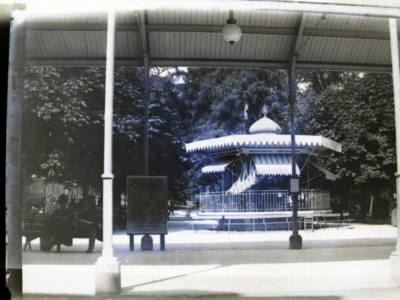 Un joli kiosque à CONTREXEVILLE en 1900. Dscf5711