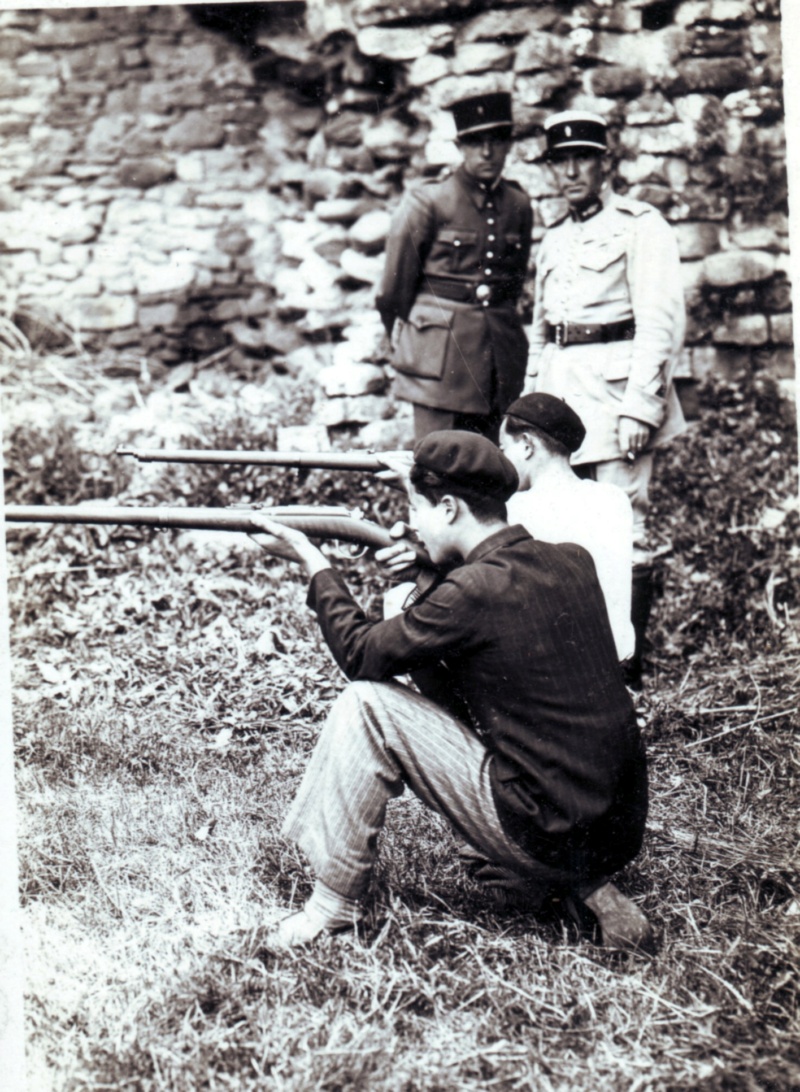 Séance de Préparation militaire  vers 1935 en Vendée. Fusil110