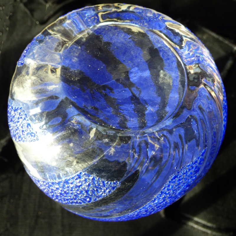 VASE  en verre décor de torsades bleues DLG BOOM Belgique. P1150614