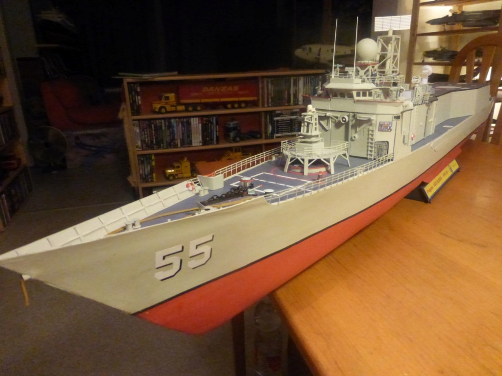 Frégate US Navy FFG... en bois et carton ech 1/100 P1030155