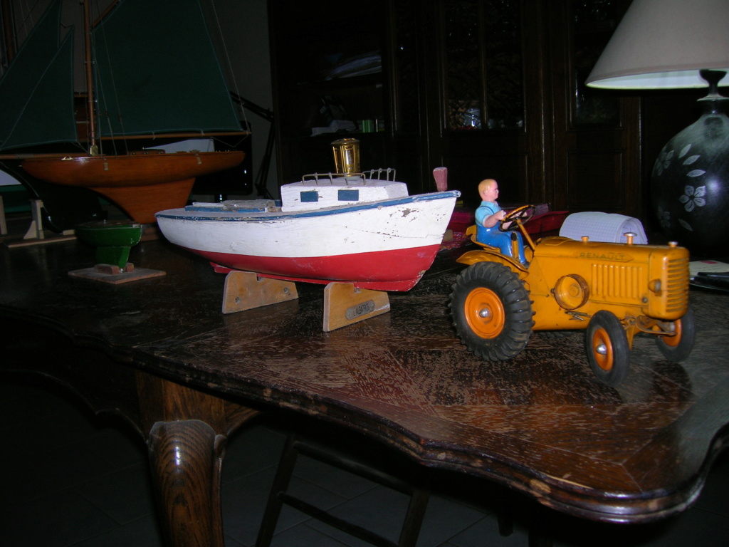 " Le tracteur Renault et le vieux canot de pêche "  Dscn4632