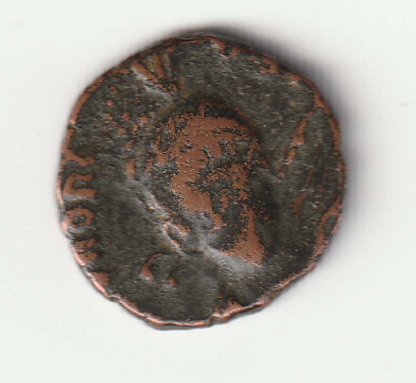 AE3 de Honorio tipo CONCORDIA AVGG. Constantinopolis sedente de frente.  Img_2177