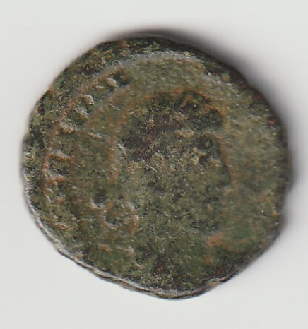 AE4 de Valentiniano II. SALVS REI PVBLICAE. Victoria avanzando a izq.  Img_2240