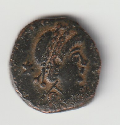 AE4 de Honorio. GLORIA ROMANORVM. 2 emperadores apoyados en escudos. Img_2371