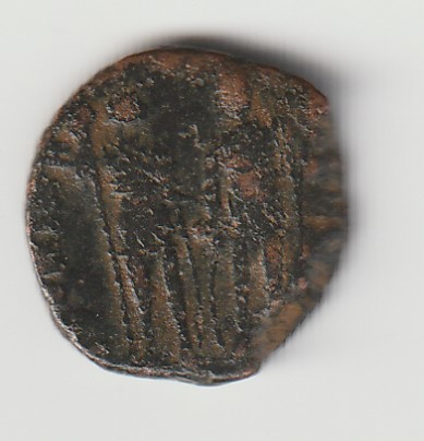 AE4 de Honorio. GLORIA ROMANORVM. 2 emperadores apoyados en escudos. Img_2372