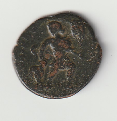 AE3 tipo GLORIA ROMANORVM. Emperador con lábaro y cautivo Img_2386