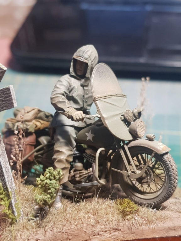 Motard US Deuxième Guerre Mondiale - Moto MiniArt + figurine Mantis - 1/35 - Page 2 20230368